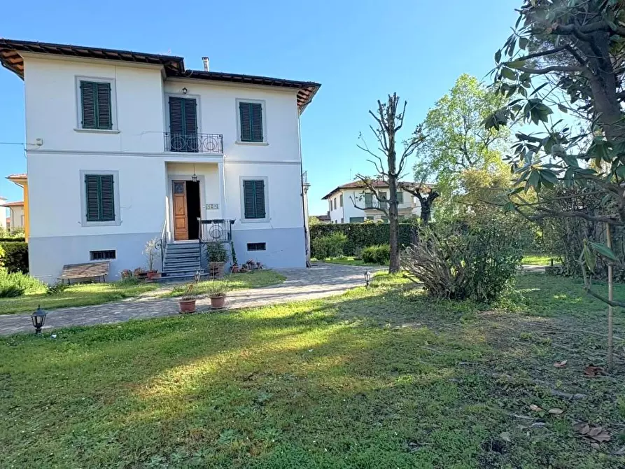 Immagine 26 di Villa in vendita  a Lucca
