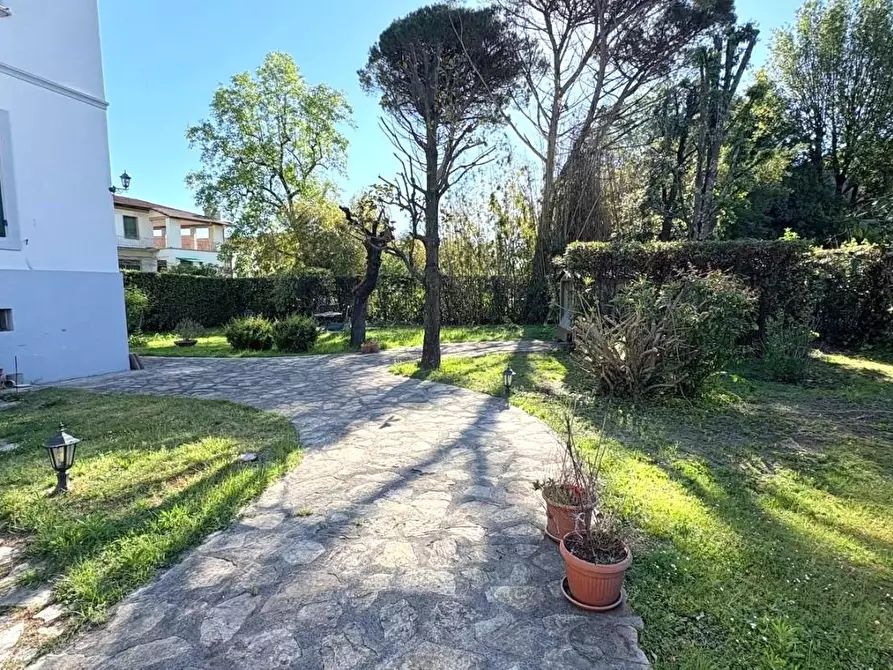 Immagine 21 di Villa in vendita  a Lucca