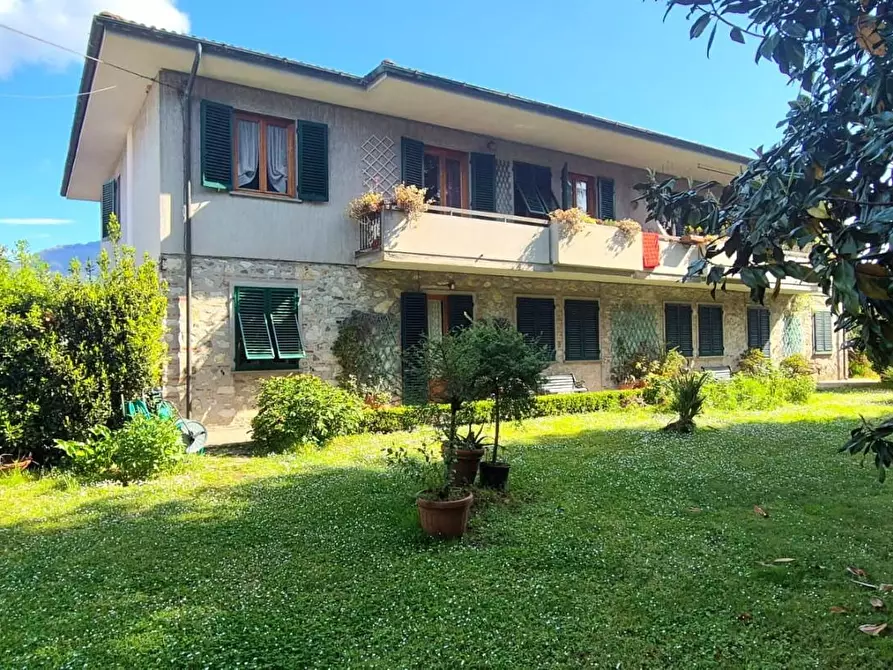 Immagine 1 di Casa bifamiliare in vendita  a Capannori