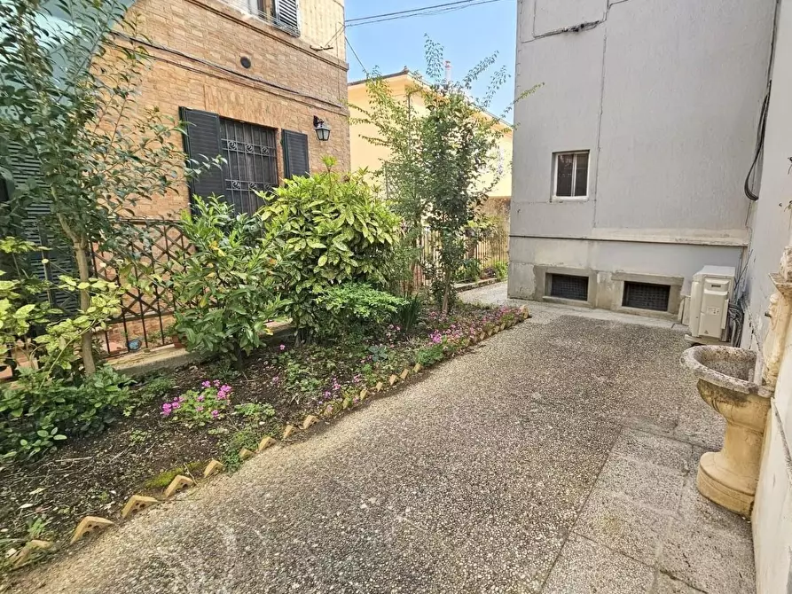 Immagine 21 di Villa in vendita  a Siena