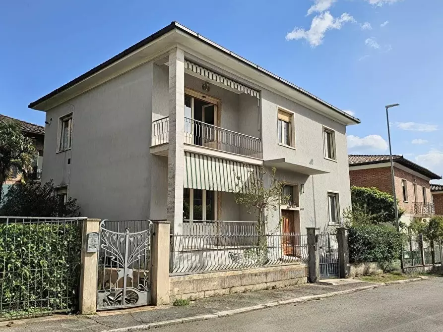Immagine 1 di Villa in vendita  a Siena