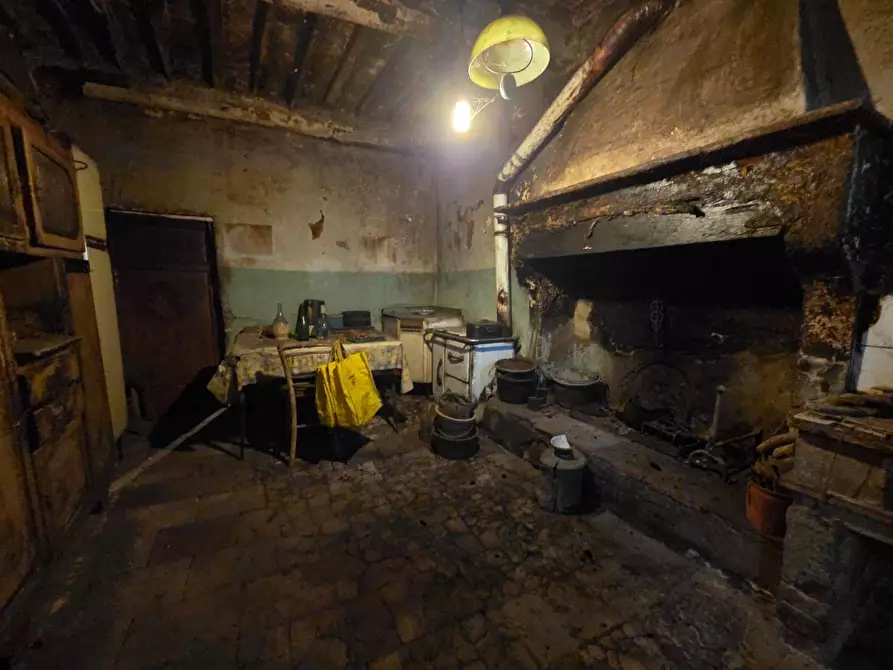Immagine 24 di Casa colonica in vendita  a Capannori