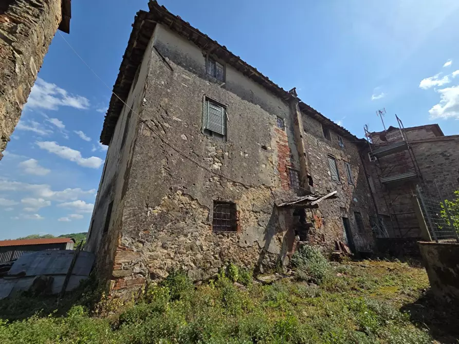 Immagine 1 di Casa colonica in vendita  a Capannori