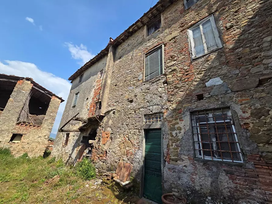 Immagine 3 di Casa colonica in vendita  a Capannori