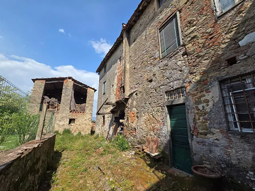Immagine 2 di Casa colonica in vendita  a Capannori
