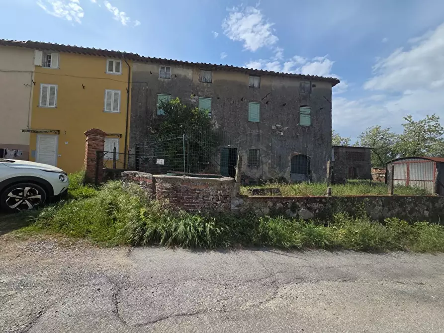 Immagine 40 di Casa colonica in vendita  a Capannori