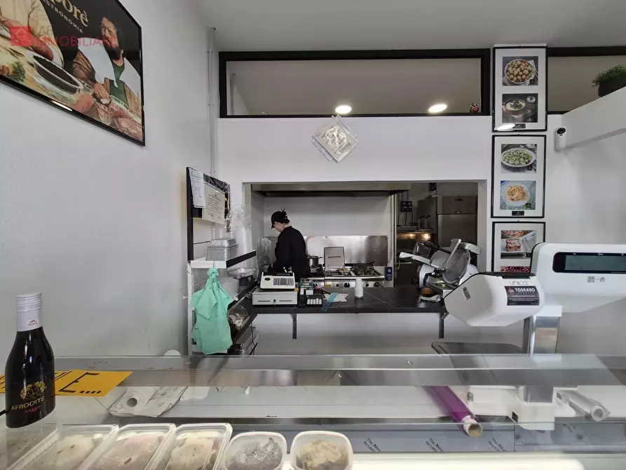 Immagine 11 di Attività commerciale in vendita  a Lecce