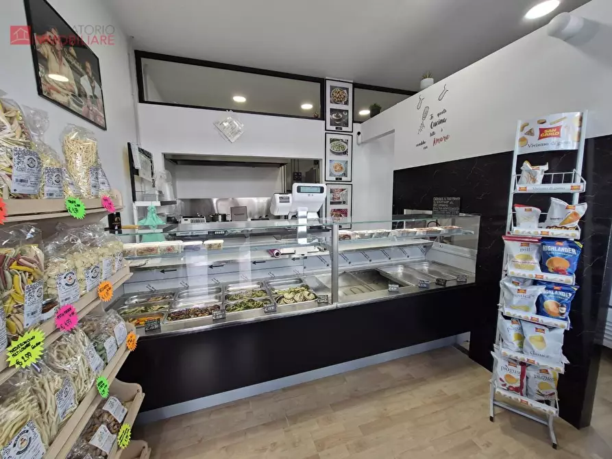Immagine 8 di Attività commerciale in vendita  a Lecce