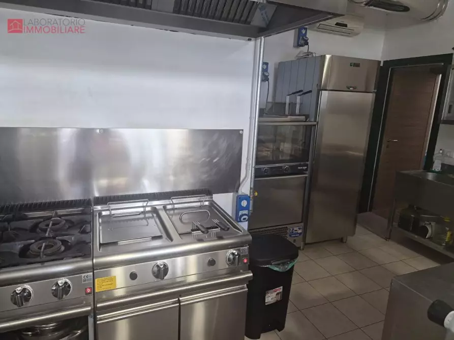 Immagine 23 di Attività commerciale in vendita  a Lecce