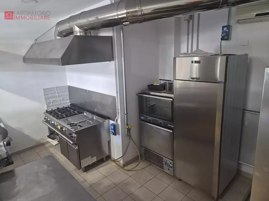 Immagine 22 di Attività commerciale in vendita  a Lecce