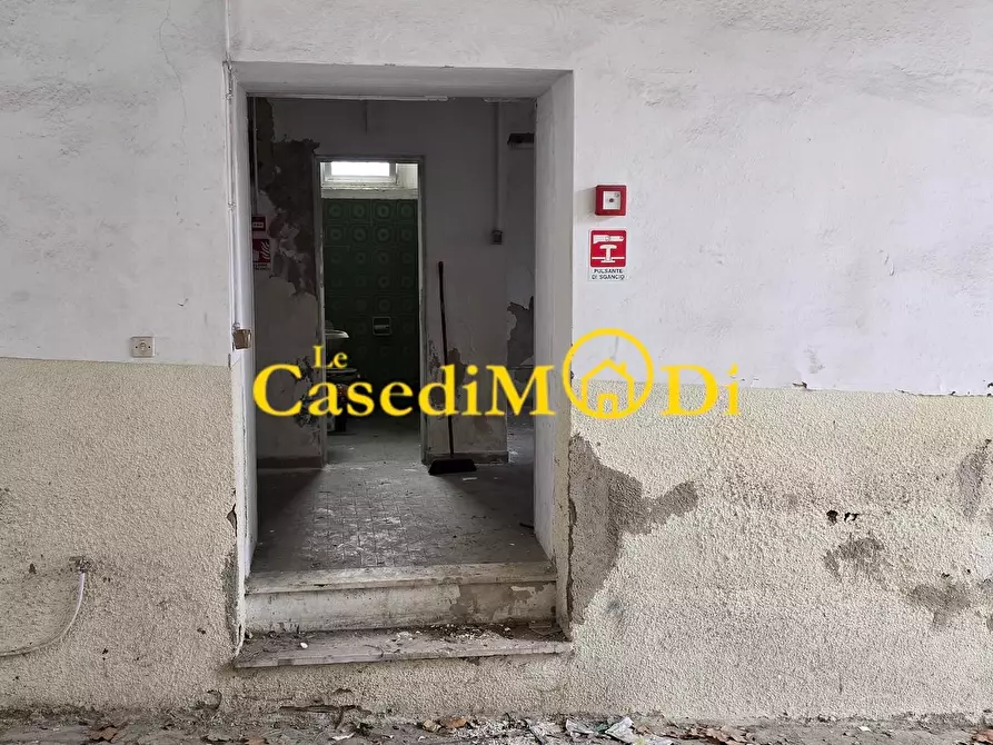 Immagine 10 di Locale commerciale in vendita  a Livorno