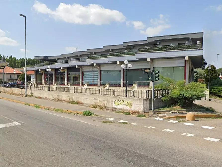 Immagine 1 di Negozio in vendita  a Bareggio