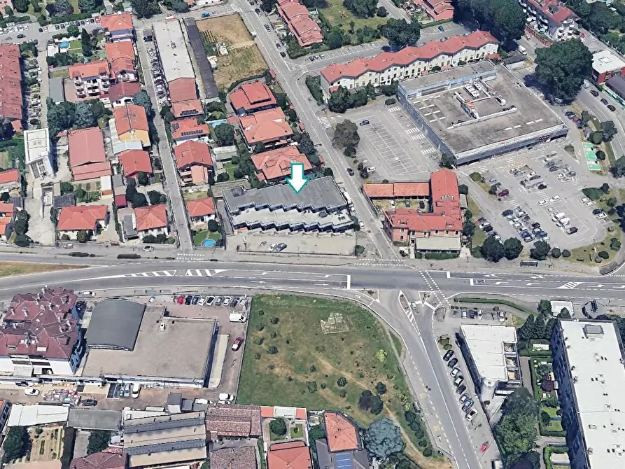 Immagine 2 di Negozio in vendita  a Bareggio