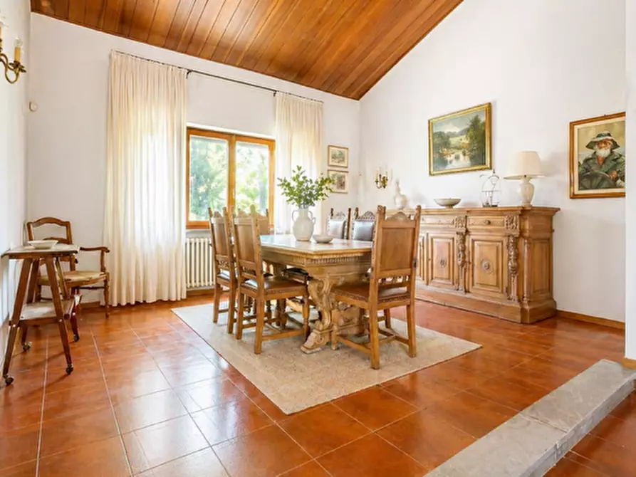 Immagine 2 di Villa in vendita  a Pisa