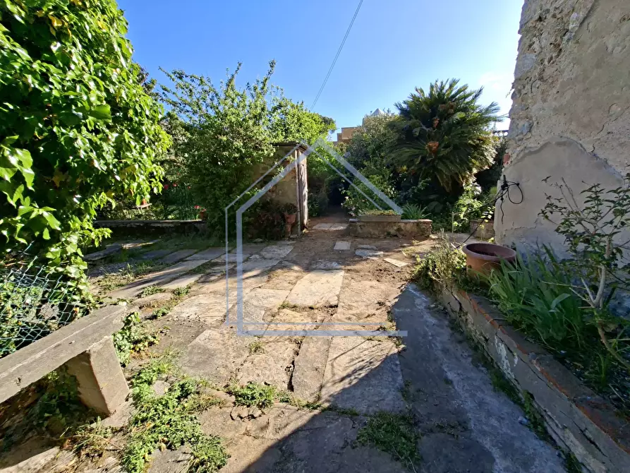 Immagine 18 di Porzione di casa in vendita  a Camaiore