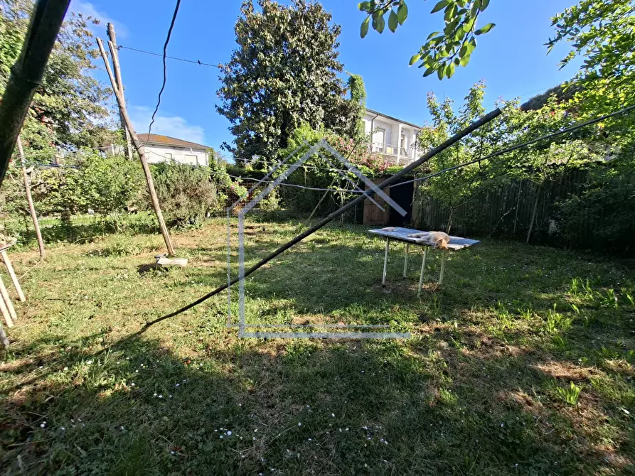 Immagine 1 di Porzione di casa in vendita  a Camaiore