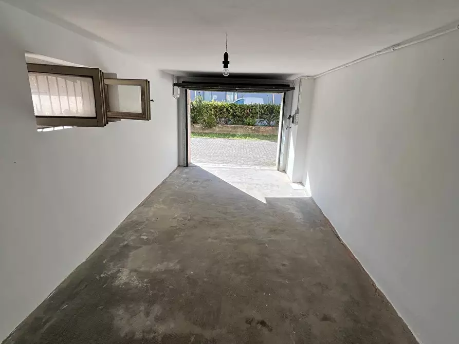 Immagine 2 di Garage in vendita  a Pisa