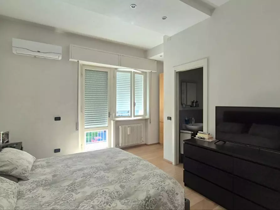 Immagine 11 di Appartamento in vendita  a Lucca