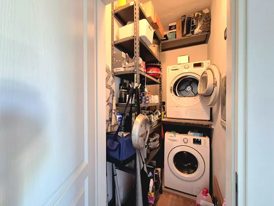 Immagine 10 di Appartamento in vendita  a Lucca