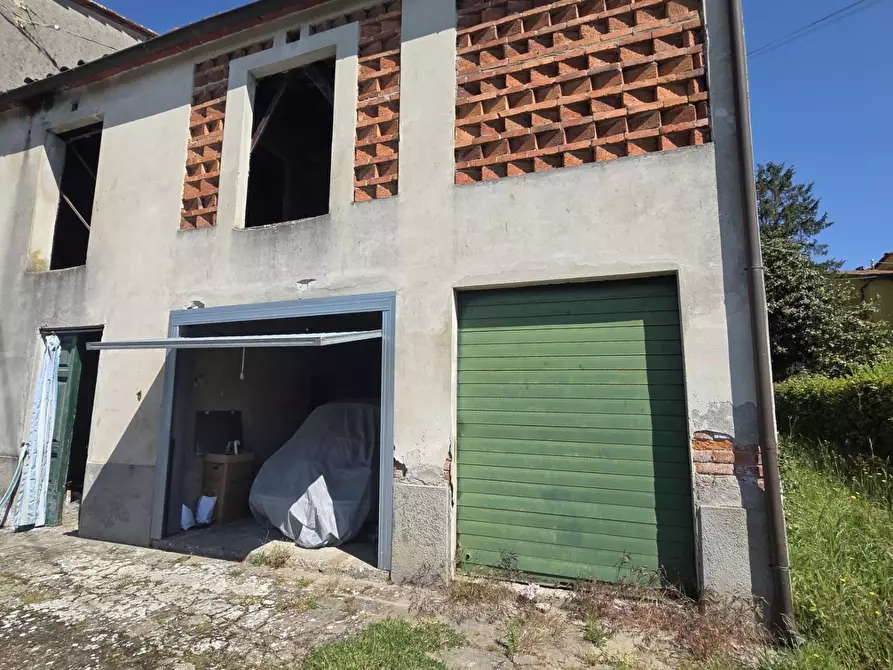Immagine 15 di Rustico / casale in vendita  a Capannori