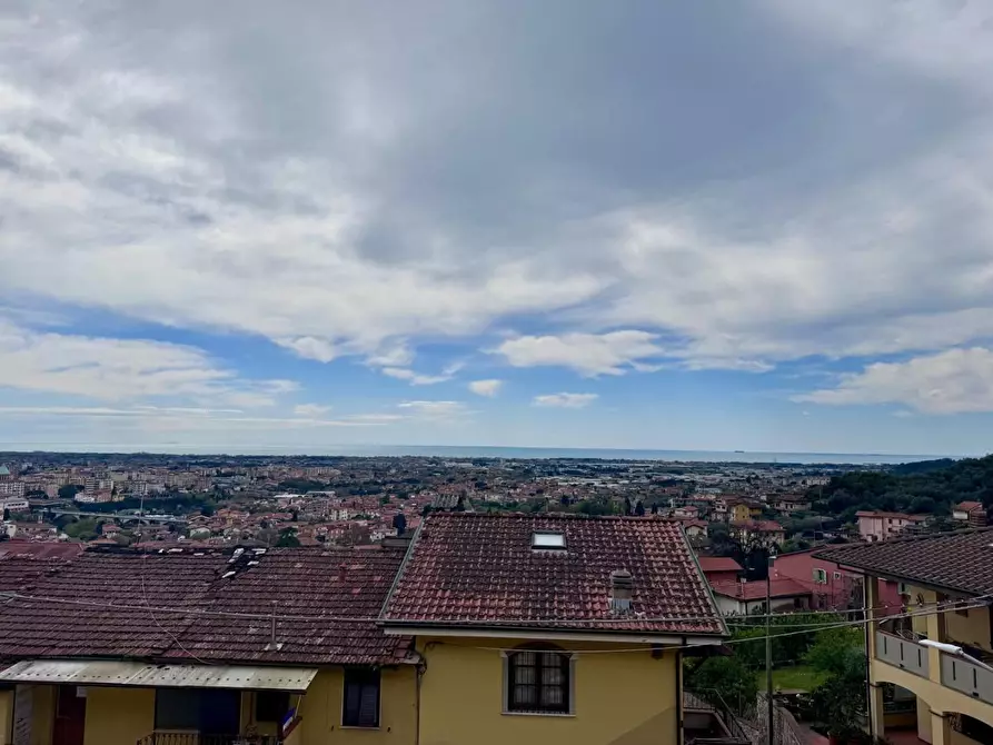 Immagine 1 di Villetta a schiera in vendita  a Massa