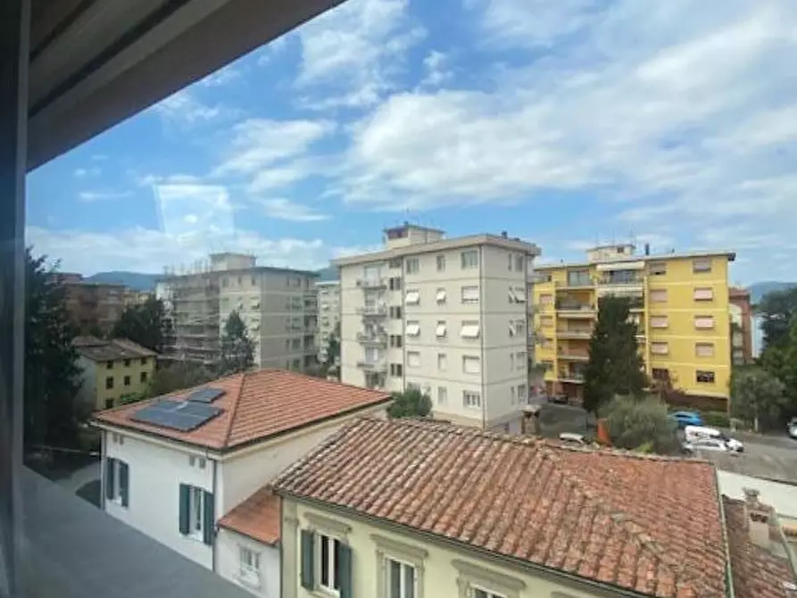 Immagine 11 di Appartamento in vendita  a Lucca