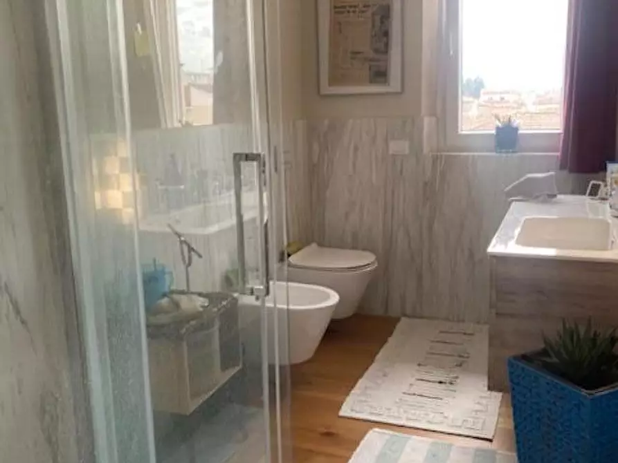 Immagine 5 di Appartamento in vendita  a Lucca