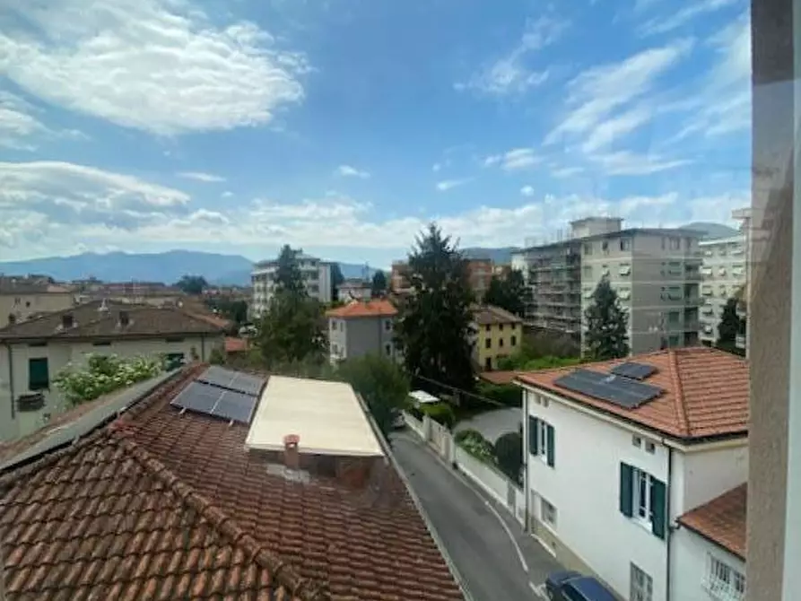 Immagine 12 di Appartamento in vendita  a Lucca