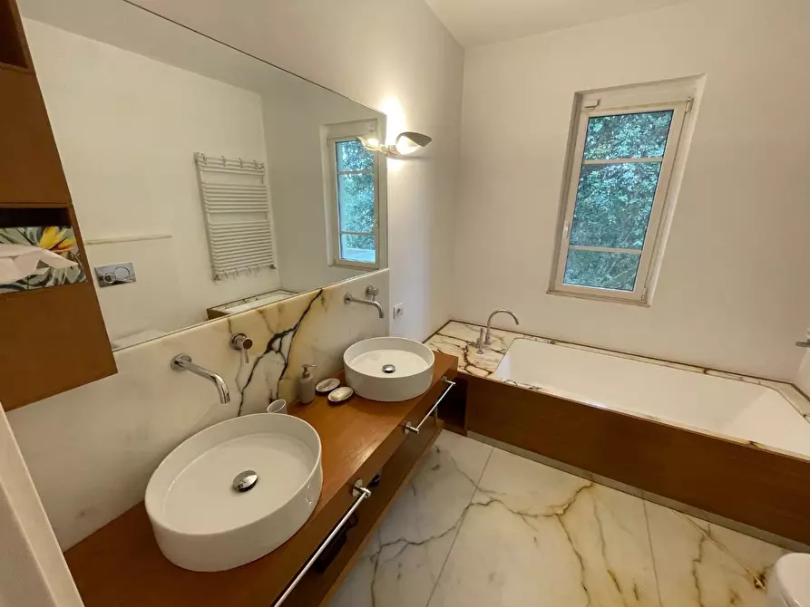 Immagine 28 di Casa trifamiliare in affitto  a Massa