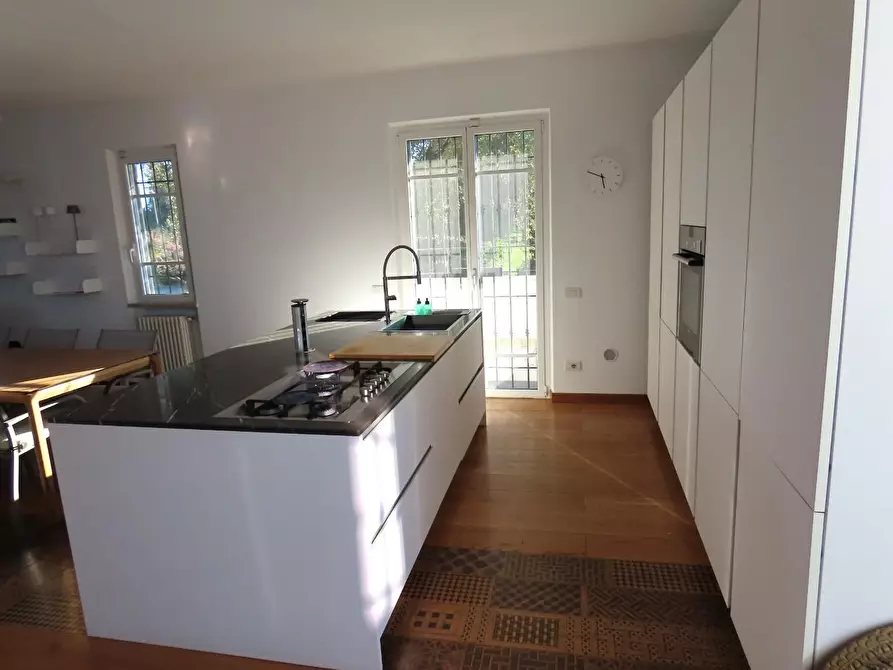 Immagine 15 di Casa trifamiliare in affitto  a Massa