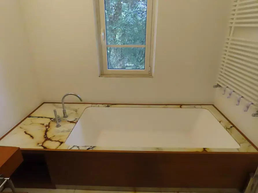 Immagine 32 di Casa trifamiliare in affitto  a Massa