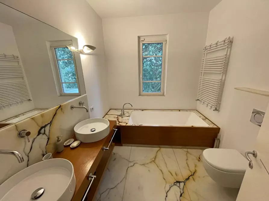 Immagine 29 di Casa trifamiliare in affitto  a Massa