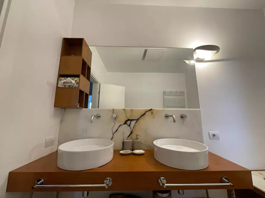 Immagine 30 di Casa trifamiliare in affitto  a Massa