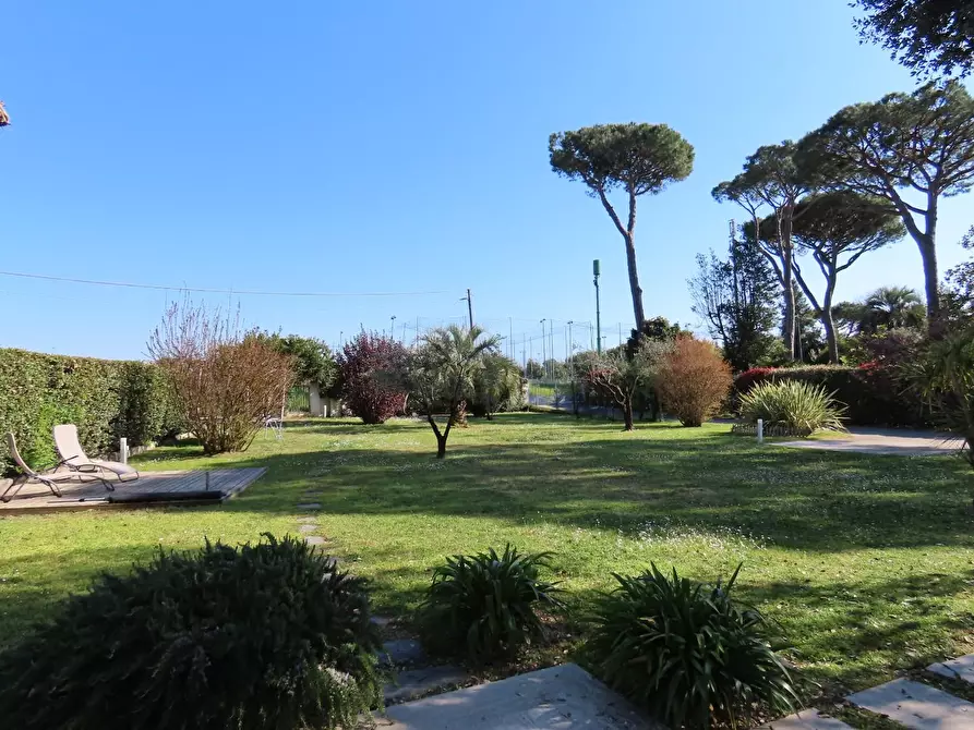 Immagine 9 di Casa trifamiliare in affitto  a Massa