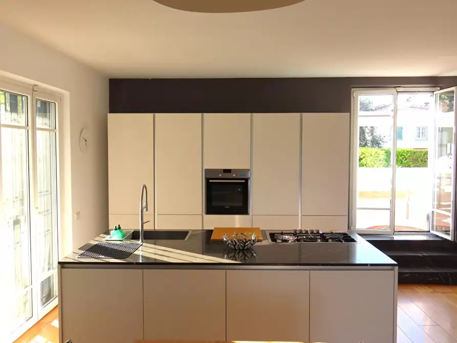 Immagine 1 di Casa trifamiliare in affitto  a Massa