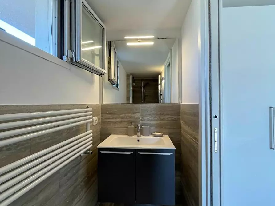 Immagine 40 di Casa trifamiliare in affitto  a Massa