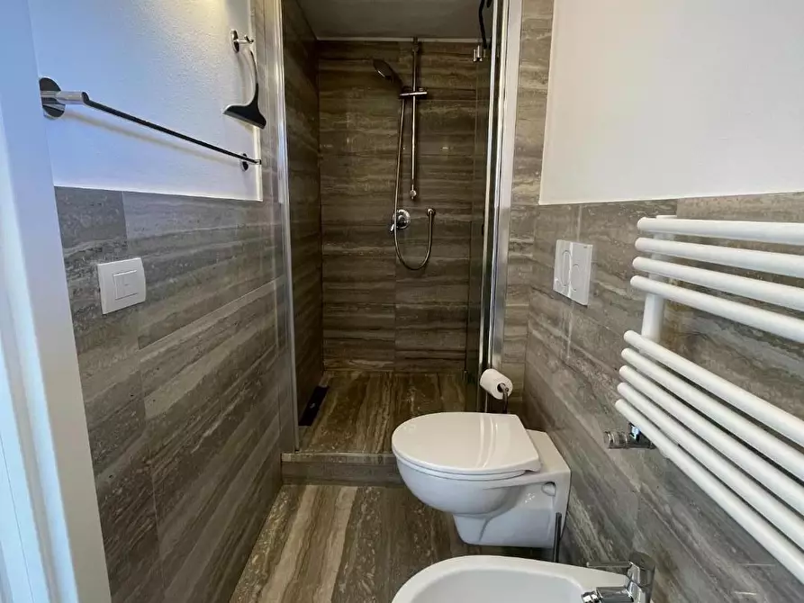 Immagine 39 di Casa trifamiliare in affitto  a Massa