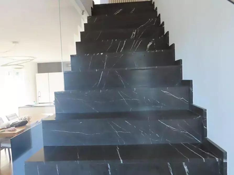 Immagine 21 di Casa trifamiliare in affitto  a Massa