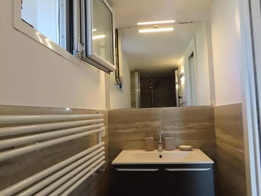 Immagine 41 di Casa trifamiliare in affitto  a Massa