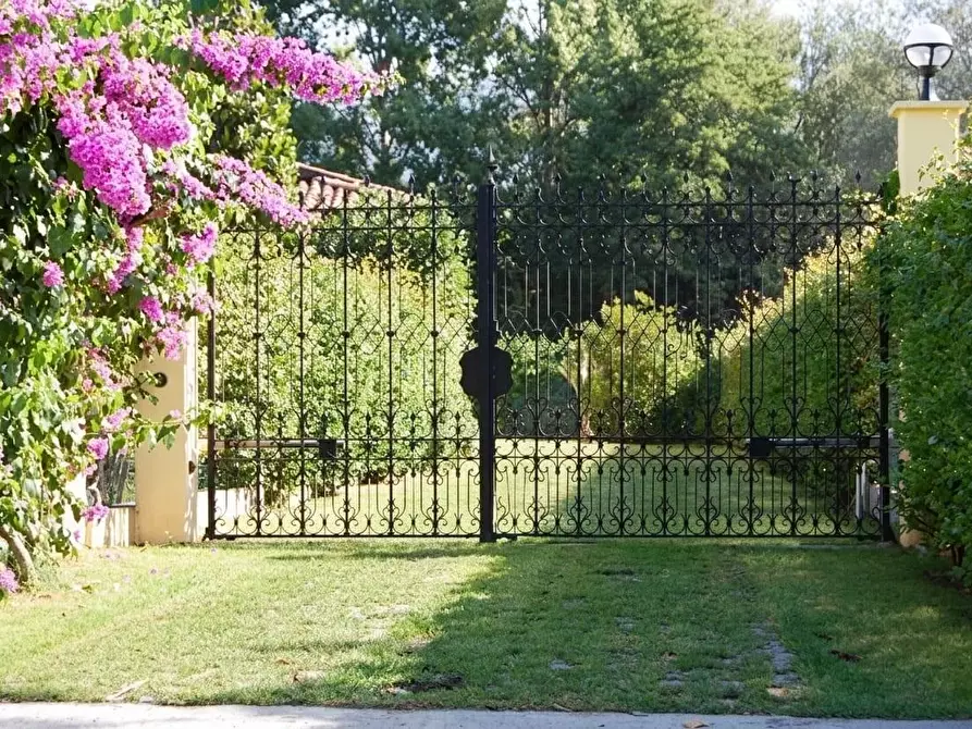 Immagine 14 di Villa in affitto  a Massa