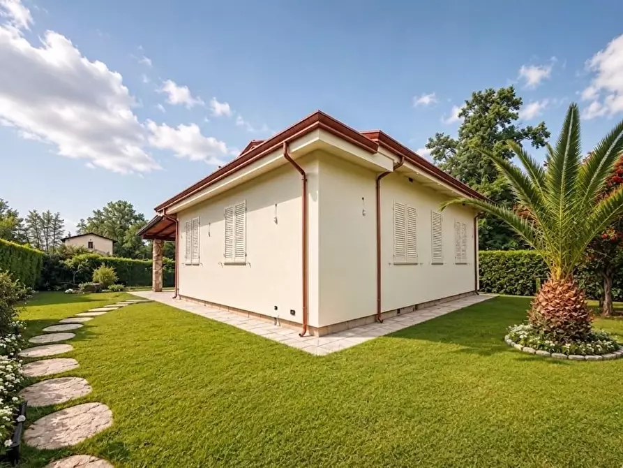 Immagine 2 di Villa in affitto  a Massa