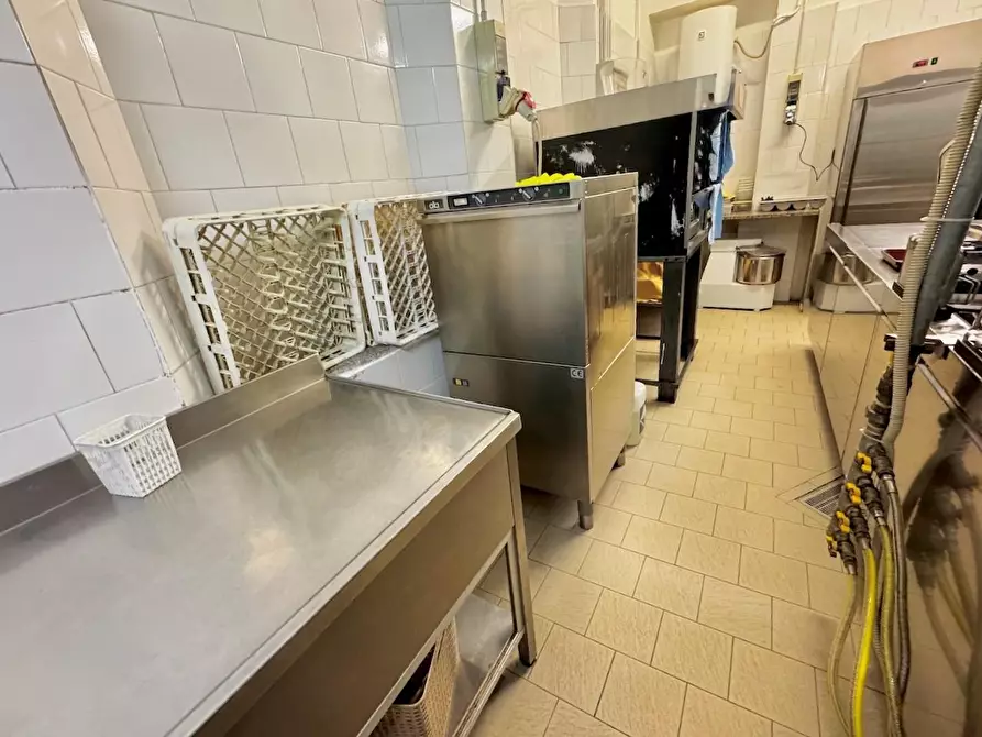 Immagine 15 di Locale commerciale in vendita  a Pisa