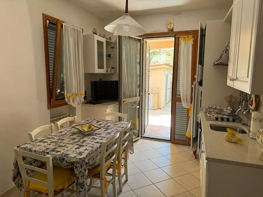 Immagine 5 di Appartamento in vendita  a Montignoso