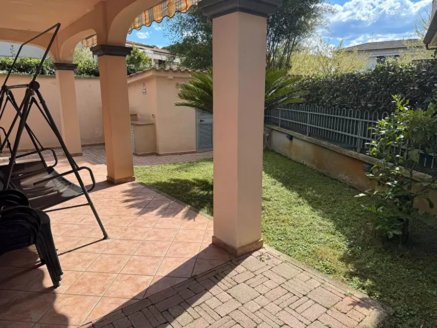 Immagine 1 di Appartamento in vendita  a Montignoso