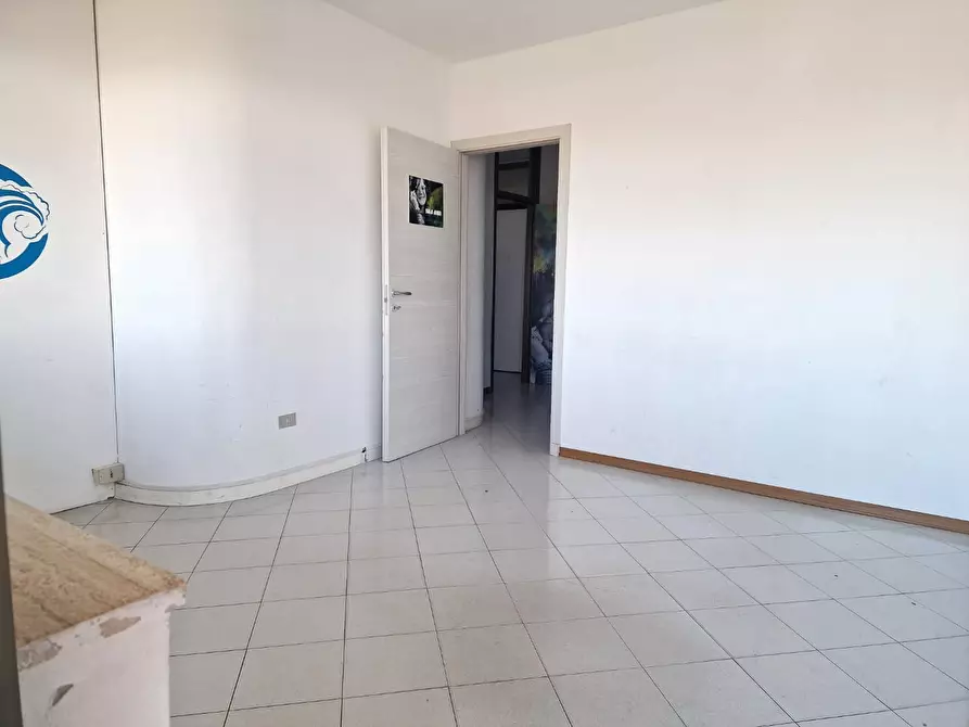 Immagine 3 di Ufficio in affitto  a Carrara