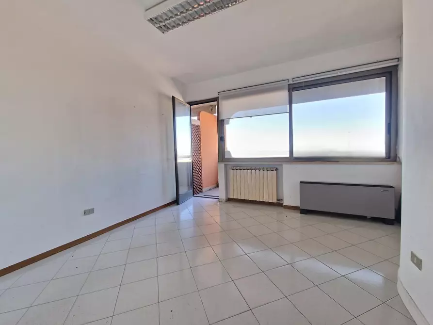 Immagine 1 di Ufficio in affitto  a Carrara