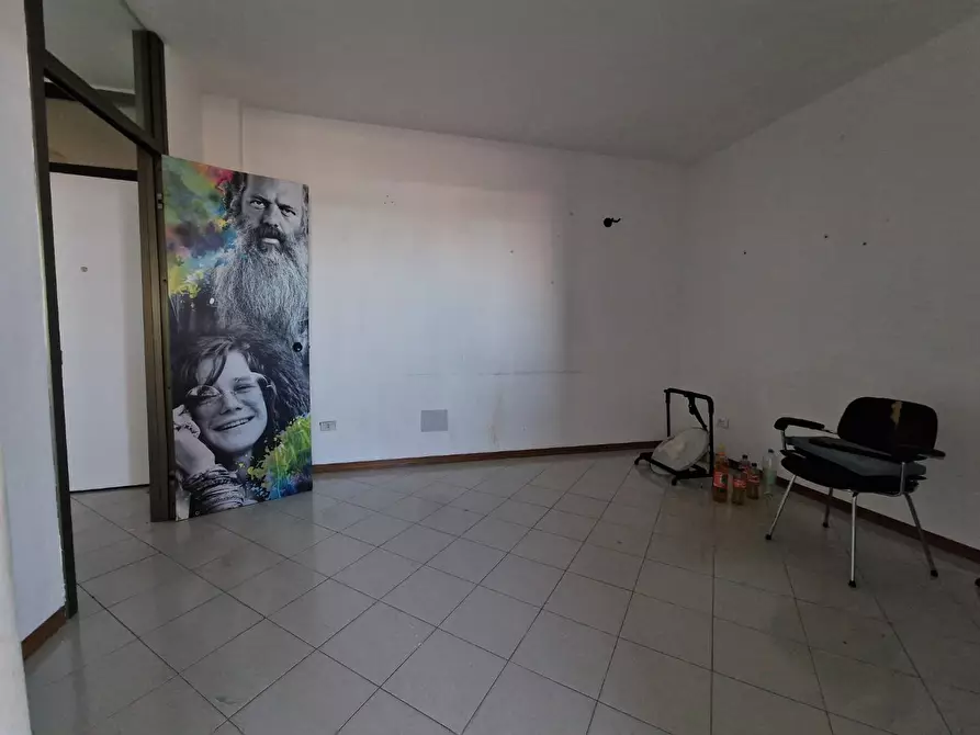 Immagine 8 di Ufficio in affitto  a Carrara