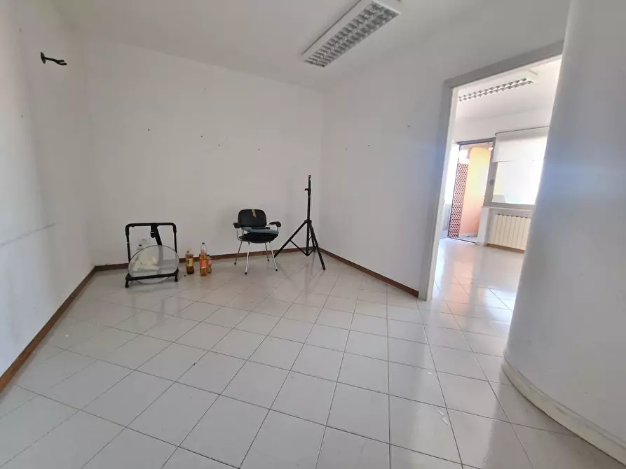 Immagine 5 di Ufficio in affitto  a Carrara