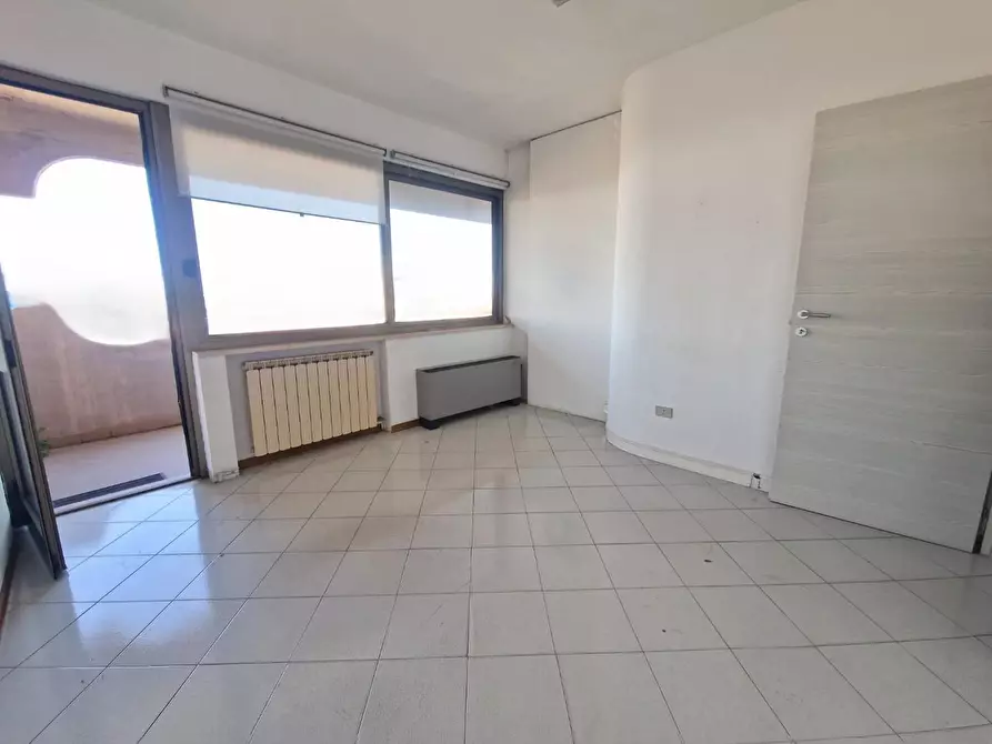 Immagine 2 di Ufficio in affitto  a Carrara