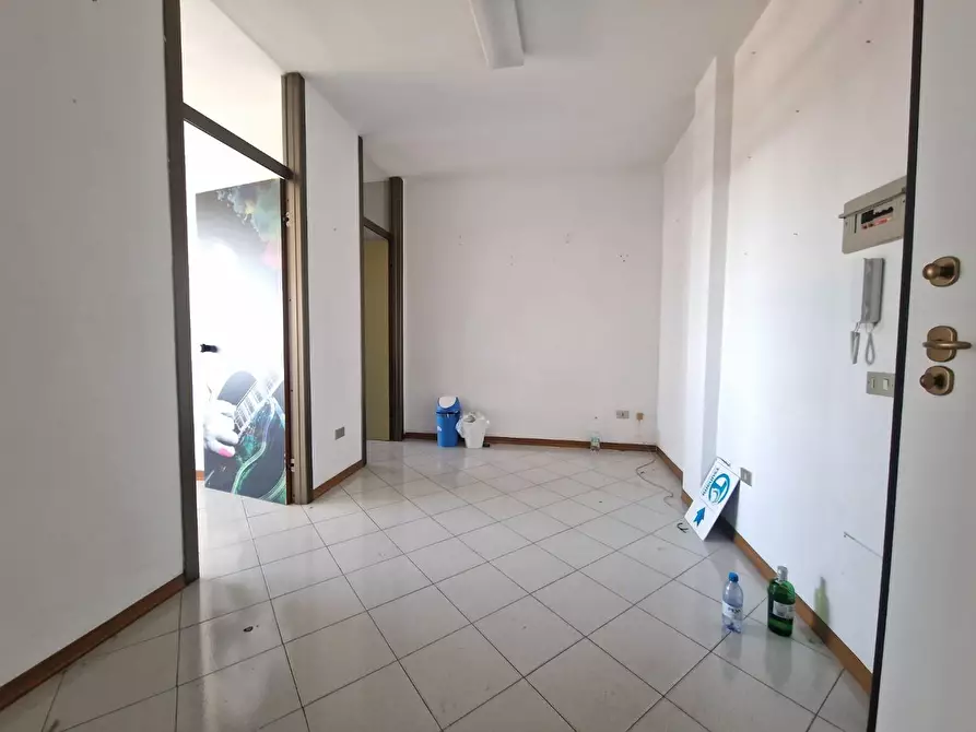 Immagine 7 di Ufficio in affitto  a Carrara